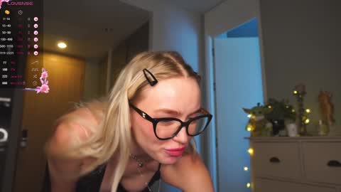 Snapshot of shadowladyyy chatting on January 22, 2025, 5:48 am Sindy and Nancy Next stream 1 December online show from January 22, 2025, 5:48 am