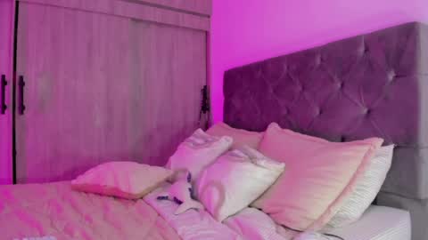 Shaina Vasquez online show from May 9, 2026, 12:49 am