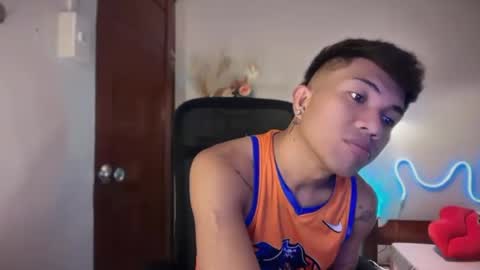 Snapshot of shake_raytow34 chatting on June 1, 2026, 7:32 am shake_raytow34 online show from June 1, 2026, 7:32 am