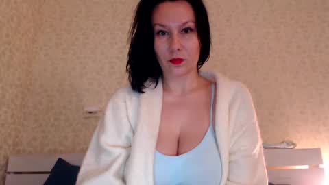 Snapshot of shakeit_good chatting on February 4, 2025, 8:24 am Mila online show from February 4, 2025, 8:24 am