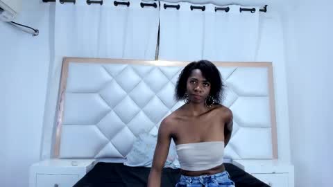 Snapshot of shanelle__ chatting on November 3, 2025, 1:34 pm S H A N E L L E online show from November 3, 2025, 1:34 pm