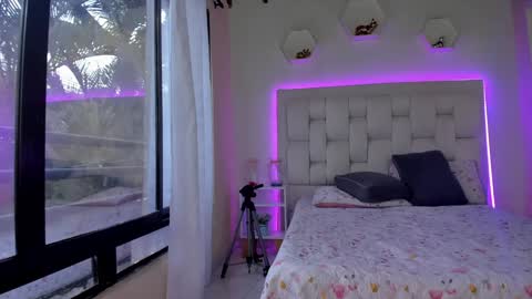 Snapshot of shannakendall chatting on February 4, 2025, 1:06 pm Shana online show from February 4, 2025, 1:06 pm