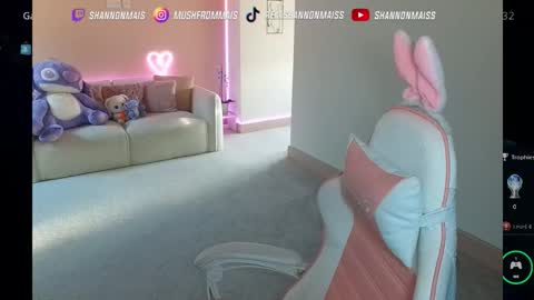 Snapshot of shannonblooms chatting on September 24, 2025, 4:32 pm Shanmais online show from September 24, 2025, 4:32 pm