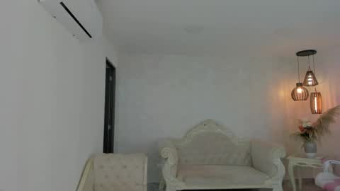 ShantallKnowles online show from February 10, 2025, 12:39 pm