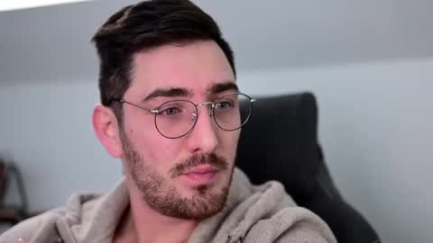 Snapshot of shape80 chatting on December 4, 2024, 7:23 pm frenchy boy online show from December 4, 2024, 7:23 pm