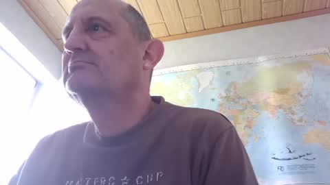 Snapshot of sharpshoder chatting on May 9, 2026, 10:42 am Peter online show from May 9, 2026, 10:42 am