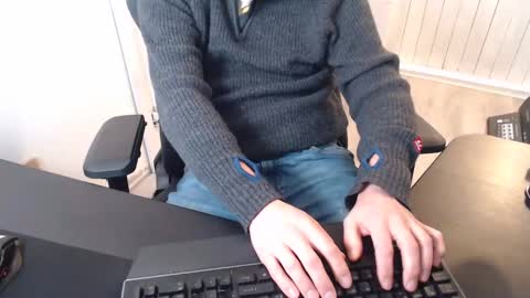 Snapshot of shavedromeo chatting on December 13, 2024, 1:55 pm shavedromeo online show from December 13, 2024, 1:55 pm