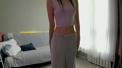 Snapshot of she_angell chatting on June 1, 2026, 2:35 am Anny online show from June 1, 2026, 2:35 am