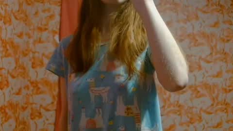 Snapshot of shelikessoymilk chatting on December 7, 2024, 3:36 am Erika online show from December 7, 2024, 3:36 am