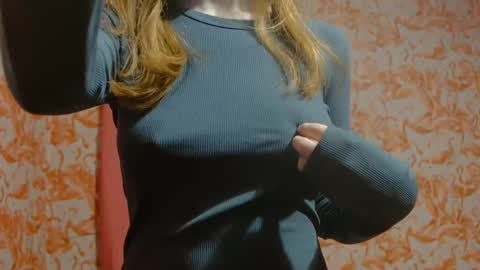 Snapshot of shelikessoymilk chatting on December 20, 2024, 10:54 pm Erika online show from December 20, 2024, 10:54 pm