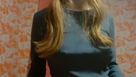 Snapshot of shelikessoymilk chatting on January 24, 2025, 12:20 am Erika online show from January 24, 2025, 12:20 am