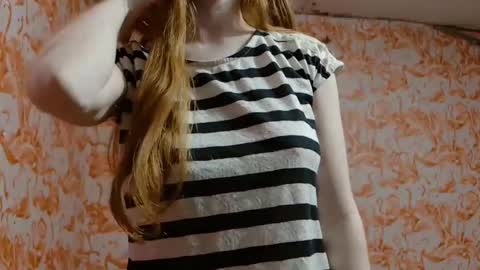 Snapshot of shelikessoymilk chatting on November 17, 2025, 1:33 am Erika online show from November 17, 2025, 1:33 am