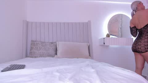 shelynna_azzul online show from January 14, 2025, 7:43 pm