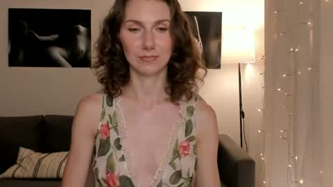 Snapshot of shesleepsnaked chatting on June 22, 2026, 5:21 pm shesleepsnaked online show from June 22, 2026, 5:21 pm