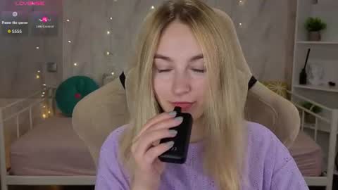 Snapshot of shy__polly chatting on July 29, 2026, 12:20 am Polly online show from July 29, 2026, 12:20 am