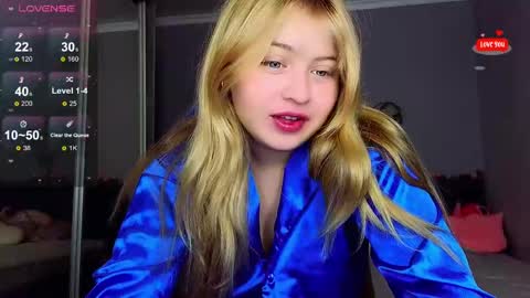 Snapshot of shy_blondiee chatting on February 6, 2025, 10:53 pm Molly online show from February 6, 2025, 10:53 pm