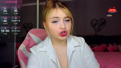 Snapshot of shy_blondiee chatting on February 8, 2025, 11:45 pm Molly online show from February 8, 2025, 11:45 pm