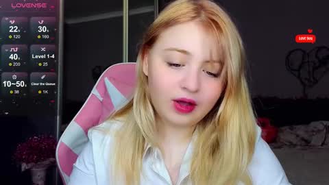 Snapshot of shy_blondiee chatting on February 20, 2025, 12:08 am Molly online show from February 20, 2025, 12:08 am