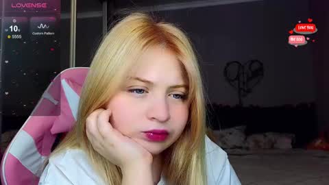 Snapshot of shy_blondiee chatting on February 22, 2025, 12:05 am Molly online show from February 22, 2025, 12:05 am