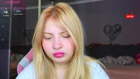 Snapshot of shy_blondiee chatting on February 25, 2025, 12:03 am Molly online show from February 25, 2025, 12:03 am