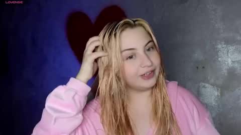 Snapshot of shy_blondiee chatting on October 12, 2025, 10:20 pm Molly online show from October 12, 2025, 10:20 pm