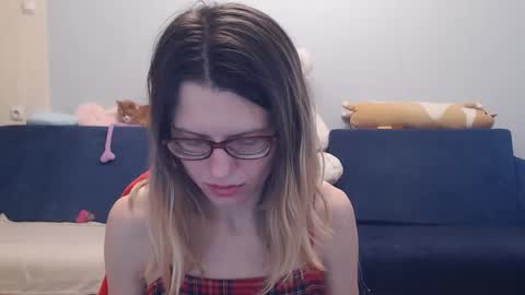 Snapshot of shy_moony chatting on December 19, 2025, 7:21 pm just Alex online show from December 19, 2025, 7:21 pm