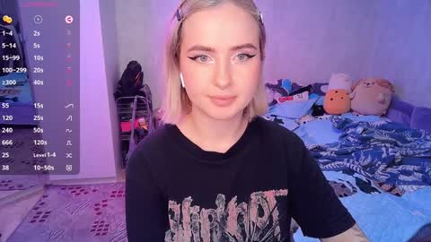 Snapshot of shyfoxxxy chatting on February 6, 2025, 12:33 am Effie online show from February 6, 2025, 12:33 am