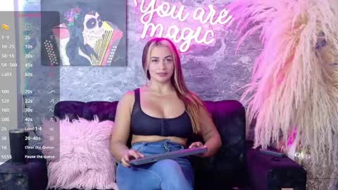 siamarlin online show from May 12, 2026, 9:01 pm