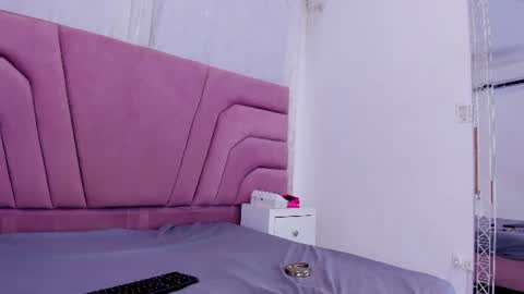 Snapshot of sienna_glow chatting on July 5, 2026, 3:19 pm sienna_glow online show from July 5, 2026, 3:19 pm