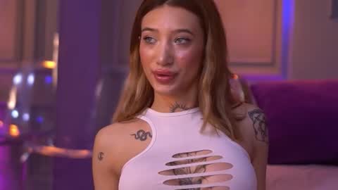 Sienna online show from October 8, 2025, 5:21 pm