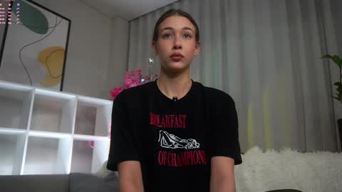 Snapshot of signehinz chatting on September 28, 2025, 11:48 am Eva online show from September 28, 2025, 11:48 am