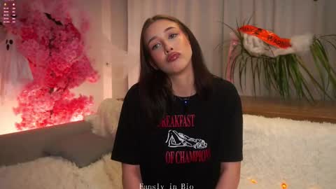 Snapshot of signehinz chatting on October 31, 2025, 11:44 am Eva online show from October 31, 2025, 11:44 am