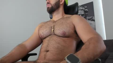 simon_leon01 online show from April 7, 2026, 1:44 pm