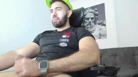 simon_leon01 online show from April 21, 2026, 11:40 pm