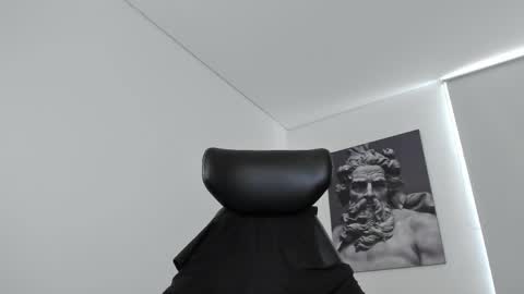 simon_leon01 online show from April 25, 2026, 1:36 pm