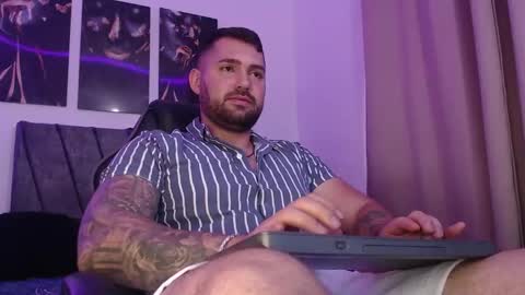 Snapshot of simonbeck chatting on January 3, 2025, 9:57 pm Simon online show from January 3, 2025, 9:57 pm