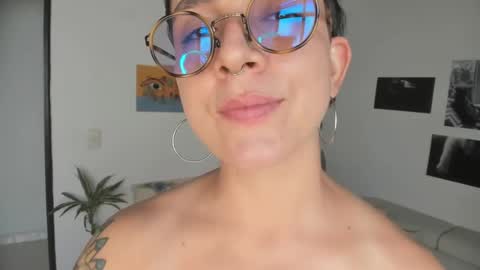 Snapshot of simone_4201 chatting on January 8, 2025, 4:33 pm Sim. online show from January 8, 2025, 4:33 pm