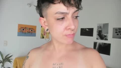 Snapshot of simone_4201 chatting on January 11, 2025, 7:27 pm Sim. online show from January 11, 2025, 7:27 pm