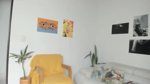 Snapshot of simone_4201 chatting on February 5, 2025, 6:04 pm Sim. online show from February 5, 2025, 6:04 pm