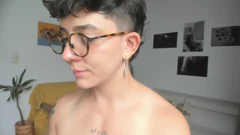 Snapshot of simone_4201 chatting on February 8, 2025, 3:10 pm Sim. online show from February 8, 2025, 3:10 pm