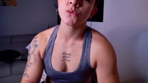 Snapshot of simone_4201 chatting on October 10, 2025, 10:53 pm Sim. online show from October 10, 2025, 10:53 pm