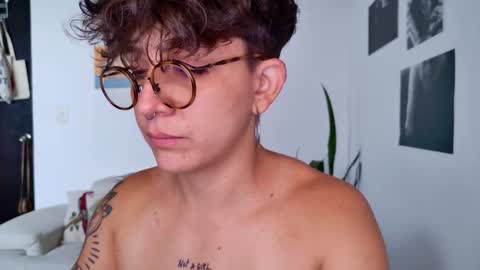 Snapshot of simone_4201 chatting on October 16, 2025, 1:45 pm Sim. online show from October 16, 2025, 1:45 pm