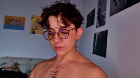 Snapshot of simone_4201 chatting on November 3, 2025, 6:53 pm Sim. online show from November 3, 2025, 6:53 pm