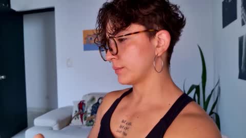 Snapshot of simone_4201 chatting on November 5, 2025, 6:30 pm Sim. online show from November 5, 2025, 6:30 pm