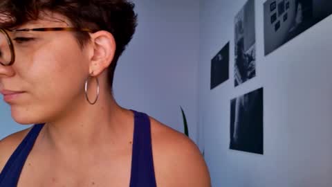 Snapshot of simone_4201 chatting on November 7, 2025, 5:13 pm Sim. online show from November 7, 2025, 5:13 pm