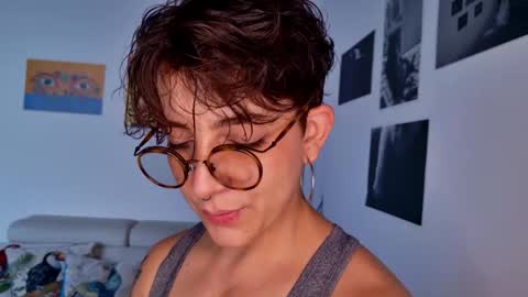 Snapshot of simone_4201 chatting on November 9, 2025, 3:54 pm Sim. online show from November 9, 2025, 3:54 pm