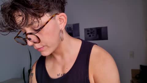 Snapshot of simone_4201 chatting on November 19, 2025, 6:19 pm Sim. online show from November 19, 2025, 6:19 pm