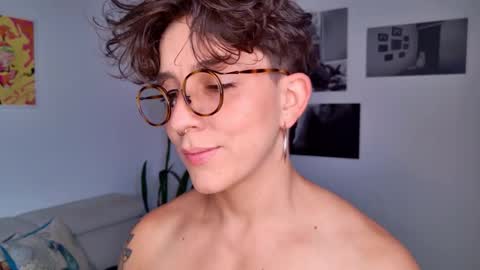 Snapshot of simone_4201 chatting on November 25, 2025, 5:46 pm Sim. online show from November 25, 2025, 5:46 pm