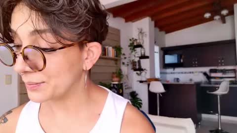 Snapshot of simone_4201 chatting on December 16, 2025, 6:13 pm Sim. online show from December 16, 2025, 6:13 pm