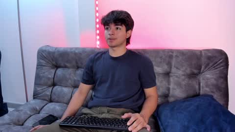 Snapshot of simonlambert__ chatting on December 27, 2024, 10:05 pm Simon online show from December 27, 2024, 10:05 pm